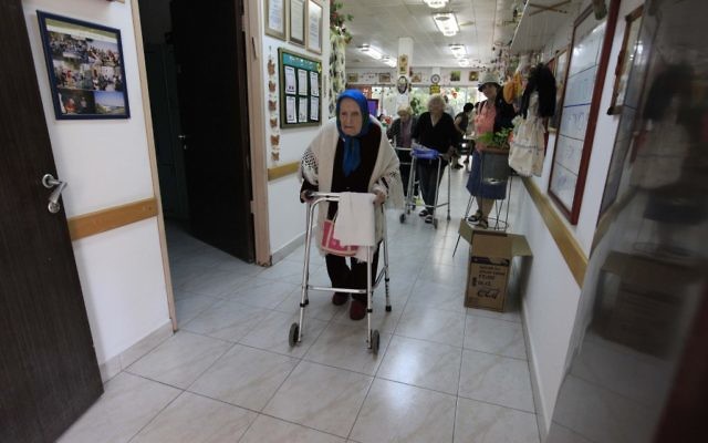 Résidente âgée d'une maison de retraite. (Photo d'illustration ; crédit : Tsafrir Abayov/Flash90)