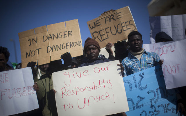 Des réfugiés soudanais manifestent devant la Knesset contre le nouveau camp de détention de "Holot" pour les migrants en situation illégale, le 17 décembre 2013. (Crédit : Yonatan Sindel/Flash90)