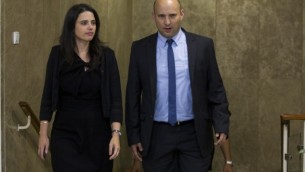 Le ministre de l'Education Naftali Bennett (à droite) et la ministre de la Justice Ayelet Shaked arrivent à la première réunion du 34e gouvernement d'Israël, aux bureaux du Premier ministre à Jérusalem, le 15 mai 2015. (Crédit : Yonatan Sindel/Flash90) 