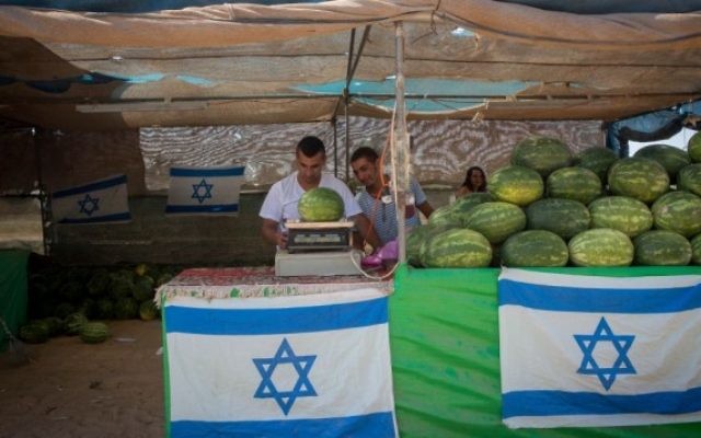 Un stand de pastèques en bord de route, à Sderot, dans le sud d'Israël, le 6 juillet 2015. (Crédit : Miriam Alster/Flash90)