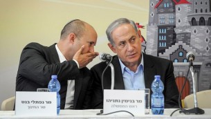 Le ministre de l'Education Naftali Bennett (à gauche) et le Premier ministre Benjamin Netanyahu. (Crédit : Haim Hornstein/Flash90)