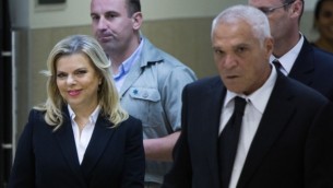 Sara Netanyahu, l'épouse du Premier ministre Benjamin Netanyahu, avec son avocat, Yossi Cohen, au tribunal régional du travail de Jérusalem, le 29 octobre 2015. (Crédit : Yonatan Sindel/Flash90)