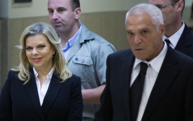 Sara Netanyahu, l'épouse du Premier ministre Benjamin Netanyahu, avec son avocat, Yossi Cohen, au tribunal régional du travail de Jérusalem, le 29 octobre 2015. (Crédit : Yonatan Sindel/Flash90)