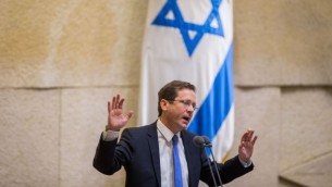 Isaac Herzog devant la Knesset, le 10 février 2016. (Crédit : Yonatan Sindel/Flash90)