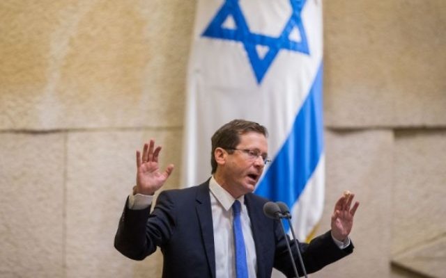 Isaac Herzog devant la Knesset, le 10 février 2016. (Crédit : Yonatan Sindel/Flash90)
