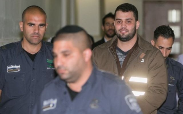 Bilal Abu Ghanem sous escorte, à la cour du district de Jérusalem, le 13 mars 2016. (Crédit : Yonatan Sindel/Flash90)