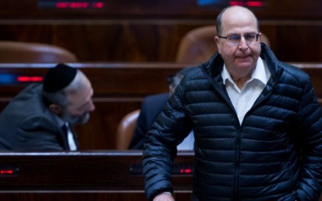 Moshe Yaalon à la Knesset, le 28 mars 2016. (Crédit : Yonatan Sindel/Flash90)