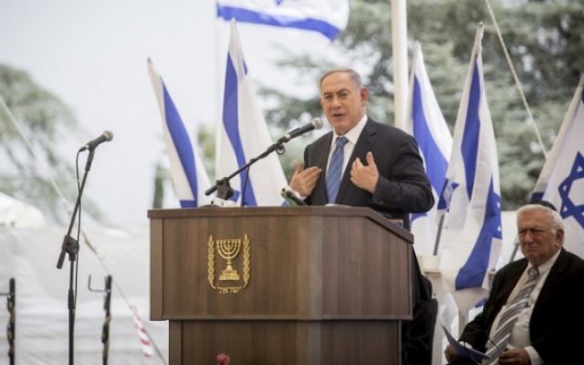 Le Premier ministre Benjamin Netanyahu pendant une cérémonie en mémoire des Juifs éthiopiens morts en chemin vers Israël entre 1979 et 1990, au mont Herzl, à Jérusalem, le 5 juin 2016. (Crédit : Hadas Parush/Flash90)