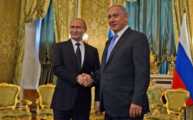 Le Premier ministre Benjamin Netanyahu (à droite) et le président russe Vladimir Poutine à Moscou, le 7 juin 2016. (Crédit : Haim Zach / GPO)