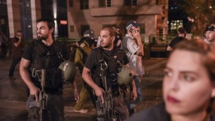 Les forces de sécurité israéliennes sur les lieux d'un attentat terroriste au marché Sarona de Tel Aviv, le 8 juin 2016. (Crédit : Ben Kelmer/Flash90)