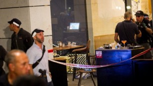 Les forces de sécurité israéliennes sur les lieux d'un attentat terroriste au marché Sarona de Tel Aviv, le 8 juin 2016. (Crédit : Miriam Alster/Flash90)