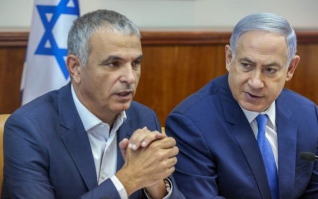 Le Premier ministre Benjamin Netanyahu et le ministre des Finances Moshe Kahlon pendant la réunion hebdomadaire du gouvernement à Jérusalem, le 13 juin 2016. (Crédit : Marc Israel Sellem/Pool)