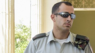 Tom Naaman, officier commandant d'Elor Azaria, arrive à la cour militaire de Jaffa, le 16 juin 2016. (Crédit : Flash90)