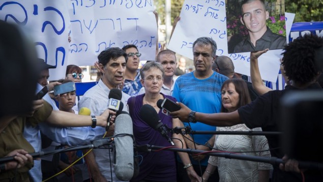 Les parents des soldats israéliens décédés Oron Shaul et Hadar Goldin ont protesté devant la résidence de Jérusalem du Premier ministre Benjamin Netanyahu, le 27 juin 2016 (Crédit : Hadas Parush/Flash90)