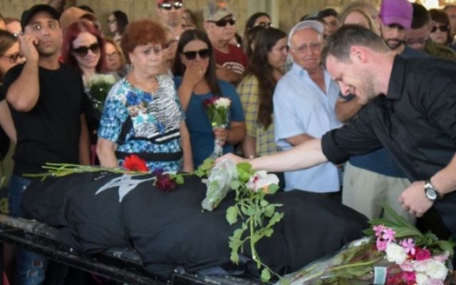 Des centaines de personnes aux funérailles d'Esti Weinstein qui s’est suicidée, le 28 juin 2016 à Petach Tiqwa (Crédit : Avi Dishi/FLASH90)