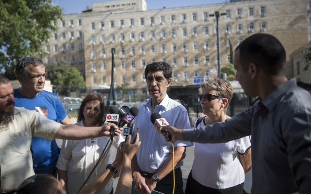 Les parents de Hadar Goldin et d'Oron Shaul s'adressent aux médias, à Jérusalem, le 28 juin 2016. (Crédit : Hadas Parush/Flash90)