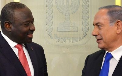 Le Premier ministre Benjamin Netanyahu s'adresse au Dr. Lassina Zerbo, secrétaire exécutif de l'Organisation du traité d'interdiction complète des essais nucléaires, à Jérusalem, le 20 juin 2016 (Crédit : Kobi Gideon/GPO)