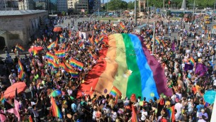 La gay pride d'Istanbul sur la place Taksim, en 2011. (Crédits : Wikipedia)
