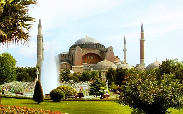 Sainte-Sophie, ancienne basilique devenue mosquée puis musée, à Istanbul, en 2006. (Crédits : Wiki Commons)
