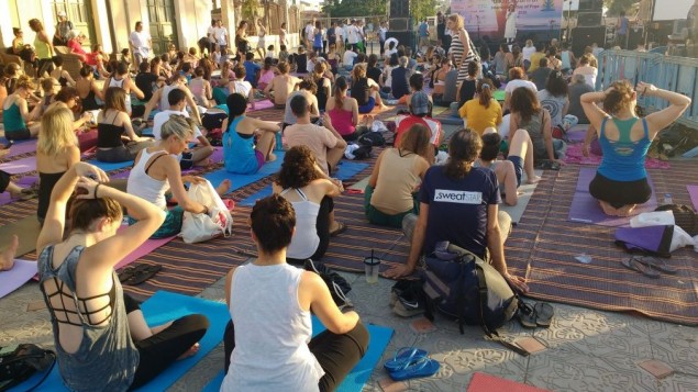 La série de mouvement pour la classe de yoga de la Journée internationale du Yoga a été conçue par le gouvernement indien, et réalisée dans le monde entier, le 21 juin 2016. (Crédit : Melanie Lidman/Times of Israel)
