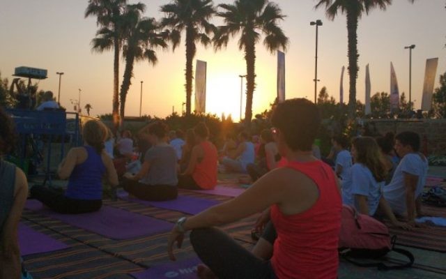 Des centaines de personnes assistent à la master class de la deuxième Journée internationale du Yoga, à Tel Aviv, le 21 juin 2016. (Crédit : Melanie Lidman)