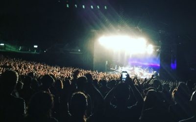 Des milliers de fans heureux pendant le concert "Pet Sounds" de Brian Wilson à Raanana, le 8 juin 2016. (Crédit : Jessica Steinberg/Times of Israel)