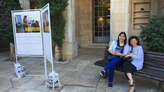 Haifa Alayan (à gauche) et Annie Kurland racontent leur expérience du projet de coexistence Salle des profs 2016. (Crédit : Jessica Steinberg/Times of Israel)