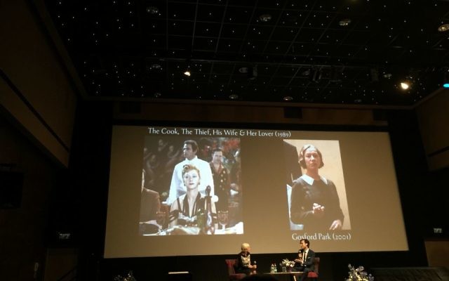 Helen Mirren et le critique de cinéma Benjamin Friedenberg à la Cinémathèque de Jérusalem, le 23 juin 2016. (Crédit : Jessica Steinberg/Times of Israel)