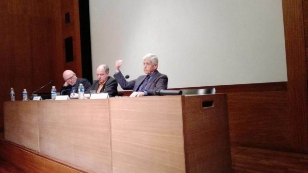 L'historien Robert Paxton présente, aux côtés de Henry Rousso, directeur de recherche à l’IHTP-CNRS et Denis Peschanski, directeur de recherche eu CNRS, son ouvrage "Vichy et les Juifs" au mémorial de la Shoah, à Paris, le 19 juin 2016. (Crédit : Arthur Lancry)
