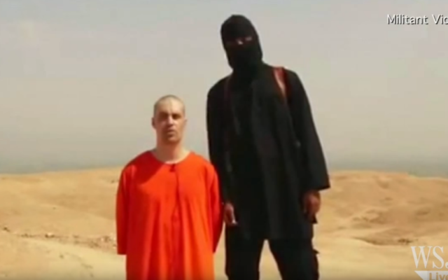 L'Etat islamique est coutumier des assassinats de journalistes : en 2014, le journaliste américain James Foley avait été décapité dans une vidéo de propagande. (Crédits : capture d'écran YouTube / Wall Street Journal / propagande EI)