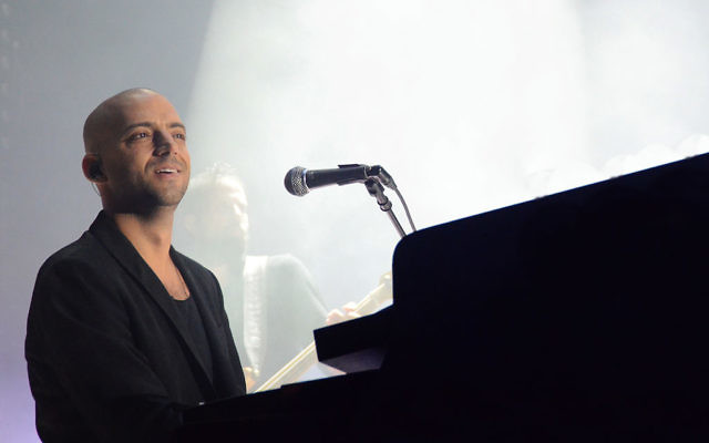 Le chanteur, compositeur et interprète Idan Raichel lors d'un concert en 2014. (Crédits : Wiki Commons)