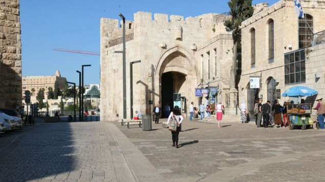 La porte de Jaffa, l'une des sept portes dans les murs de la Vieille Ville, fut restaurée par les dirigeants ottomans de Jérusalem en 1538. (Crédits : Shmuel Bar-Am)