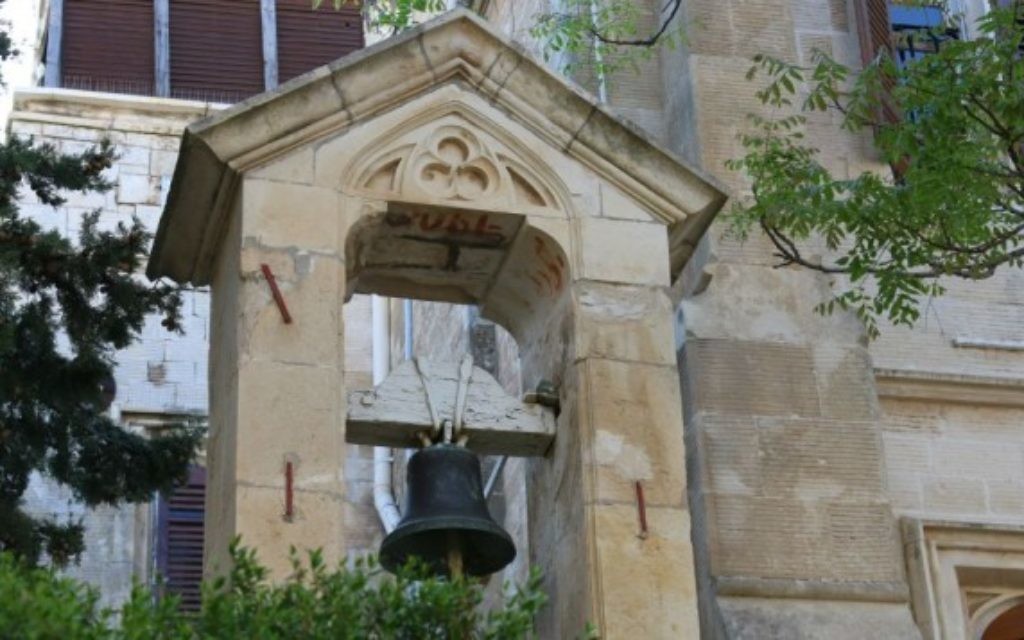 La cloche de l'église du Christ anglicane, qui combine les styles anglais et moyen-oriental. (Crédits : Shmuel Bar-Am)