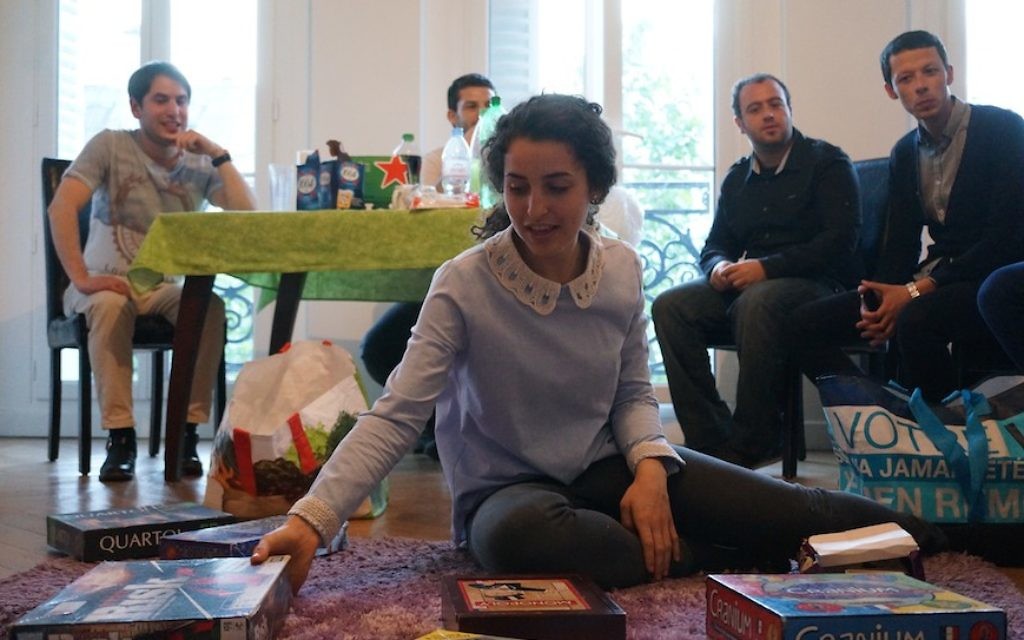 Noemie Grausz préparant  des jeux de société pour ses invités à la Moishe House de Beaubourg à Paris, le 18 mai 2016  (Crédit photo: Cnaan Liphshiz/JTA)