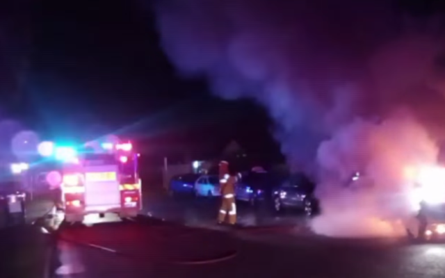 Les pompiers arrivent sur le lieu de l'attaque d'une mosquée près de Perth, en Australie, le 28 juin 2016. (Crédits : capture d'écran YouTube)