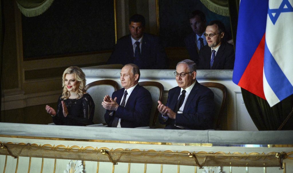 Le Premier ministre Benjamin Netanyahu et son épouse, Sara, avec le président russe Vladimir Poutine (au centre) au théâtre du Bolchoï à Moscou, le 7 juin 2016. (Crédit : Haim Zach/GPO)
