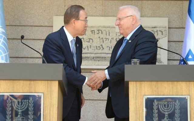 Le président Reuven Rivlin (à droite) reçoit le secrétaire général de l'ONU, Ban Ki-Moon, en visite en Israël, à la résidence présidentielle de Jérusalem, le 27 juin 2016. (Crédit : Mark Neiman/GPO)