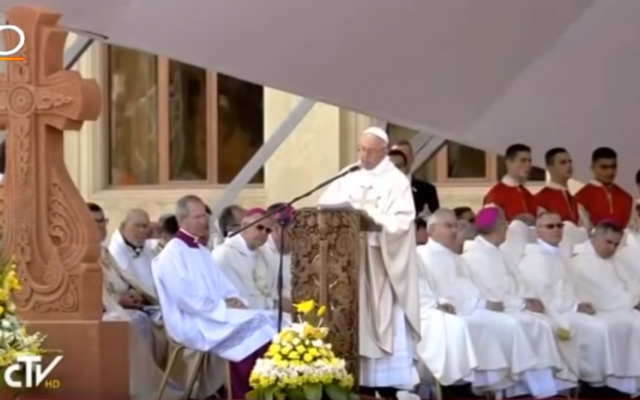 Le pape François célèbre une messe à Gyumri, en Arménie, le 25 juin 2016. (Crédits : capture d'écran YouTube / KTO TV)