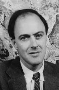 Une photo de l’écrivain Roald Dahl, datée en 1954. (Crédits : domaine public)
