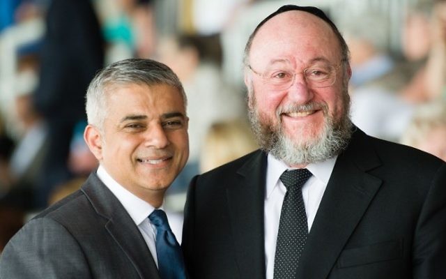 Le maire de Londres Sadiq Khan, avec le grand rabbin de l'union des congrégations du Commonwealth, Ephraim Mirvis, avant la commémoration de Yom HaShoah, à Barnet, dans le nord de Londres, le 8 mai 2016. (Crédit : Leon Neal/AFP)