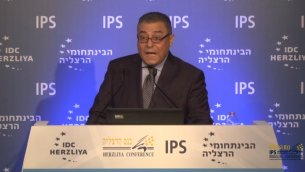 L'ambassadeur égyptien en Israël Hazem Khairat prenant la parole lors de la Conférence d'Herzliya le 17 juin 2016 (Crédit : capture d'écran)