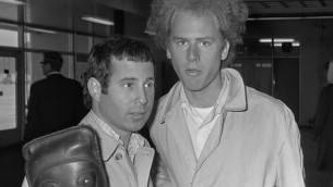 Paul Simon et Art Garfunkel (Crédit : Wikimedia commons)