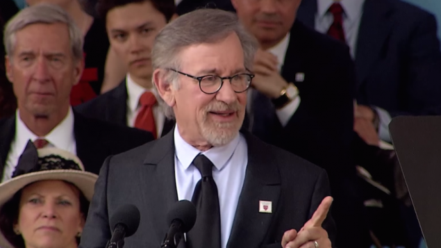 Steven Spielberg à l'Université Harvard le 26 mai 2016. (Crédit : capture d'écran/YouTube)