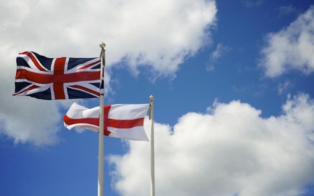 Le drapeau de l'Angleterre et le drapeau du Royaume-Uni. (Crédits : Thor / Creative Commons)