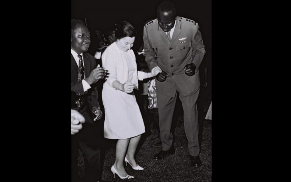 Miriam Eshkol, l'épouse du Premier ministre Levi Eshkol, danse avec le ministre ougandais des Affaires étrangères Sam Odaka et les chef des armées et futur président Idi Amin pendant une visite sur une base militaire proche de Kampala, en juin 1966. (Crédit : GPO)