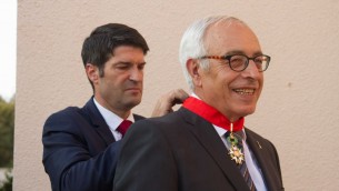 Remise des insignes de Commandeur de la Légion d’honneur à Yossi Gal (Crédit : Ambassade de France)