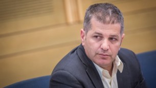 Le député du Likud Yoav Kisch pendant une réunion de commission à la Knesset, le 14  juin 2016. (Crédit : Hadas Parush/Flash90)
