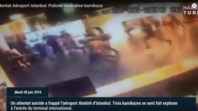 Les caméras de surveillance de l'aéroport Atatürk ont filmé en direct les attentats. Sur cette image, des gens courent alors qu'une bombe vient d'exploser, ce qui explique la couleur orangée sur la droite (Crédit : capture d'écran YouTube)