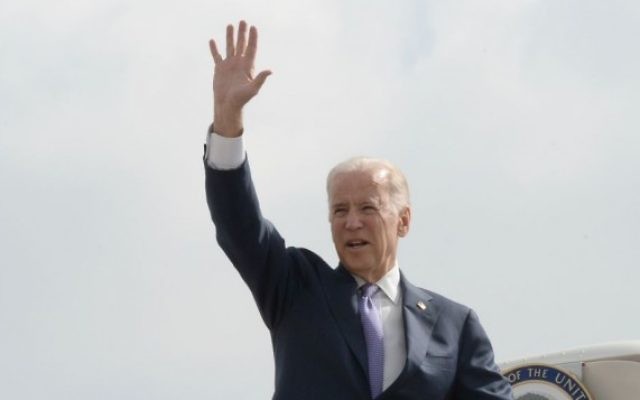 Le vice-président américain Joe Biden dit au revoir alors qu'il monte dans l'Air Force 2 à l'aéroport Ben Gourion en route pour Amman, le 10 mars 2016 (Crédit : Matty Stern / Ambassade américaine Tel Aviv)