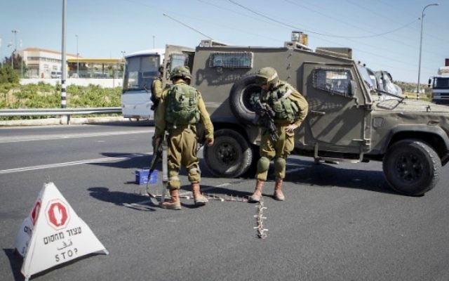 L'armée israélienne a mis en place un checkpoint à l'entrée d'implantation de Kiryat Arba en Cisjordanie le 30 juin2016, après qu'un adolescent palestinien y ait poignardé et tué un jeune Israélienne de 13 ans. (Crédit photo: Wisam Haslamoun / Flash90)